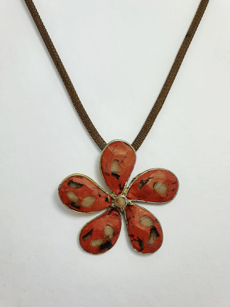 Colar em resina flor detalhes
