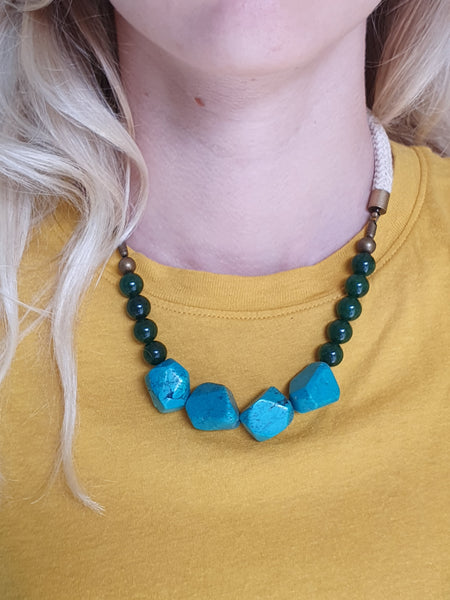 Colar pedras feminino artesanal