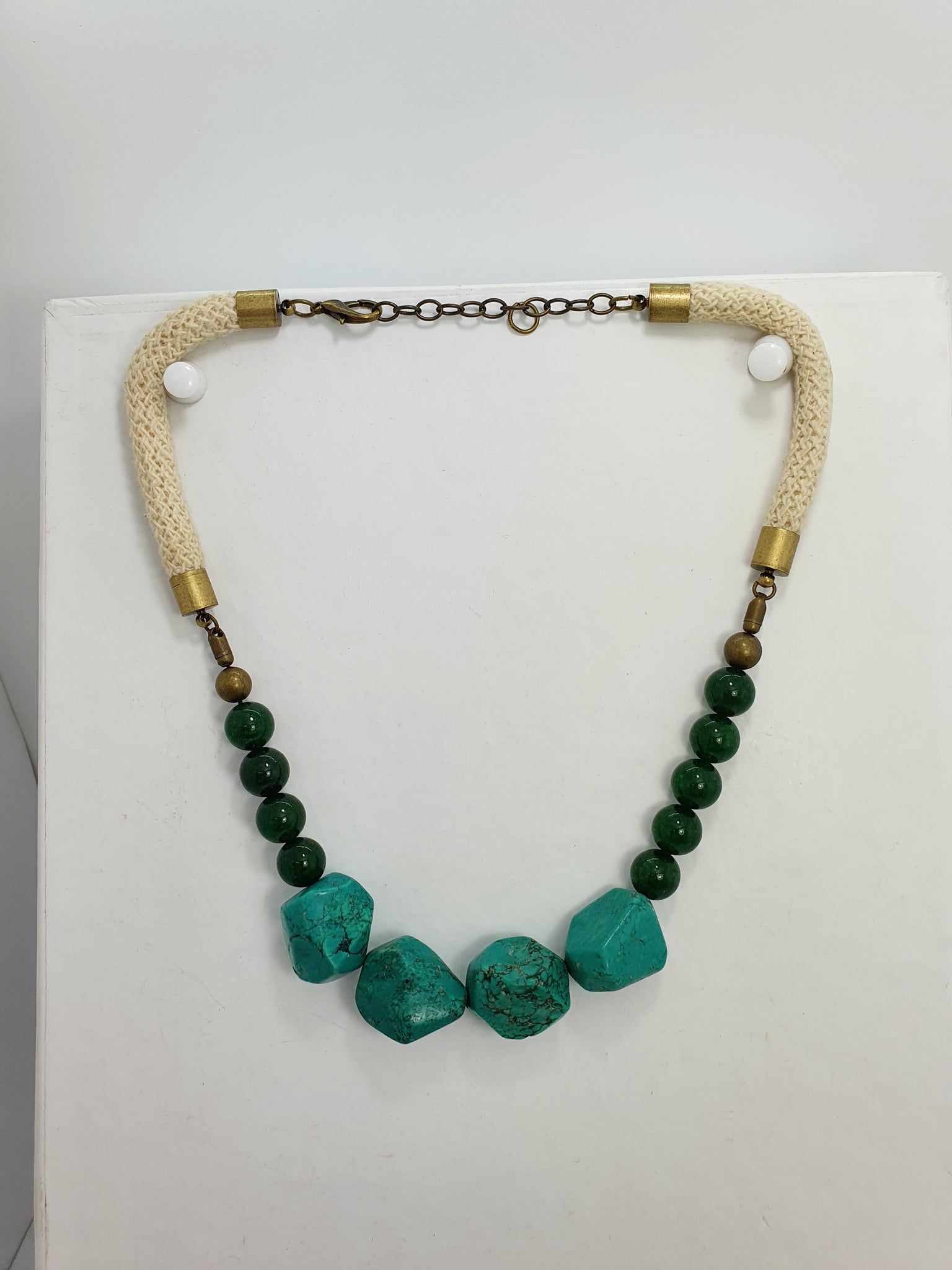Colar pedras feminino artesanal