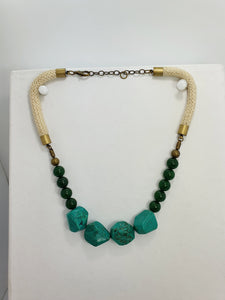 Colar pedras feminino artesanal