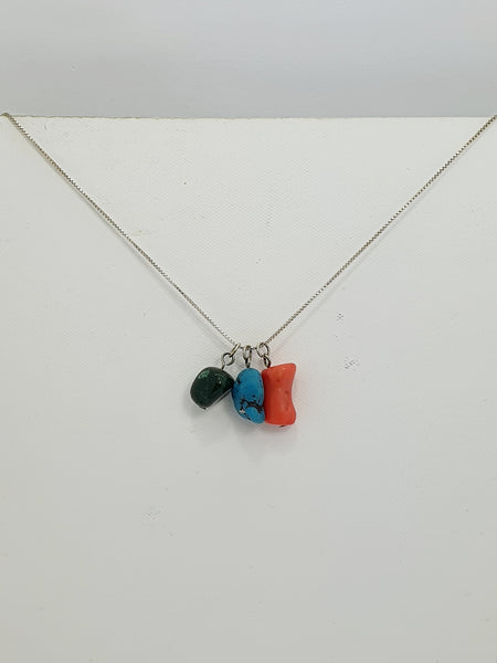 colar pingentes de pedras detalhes