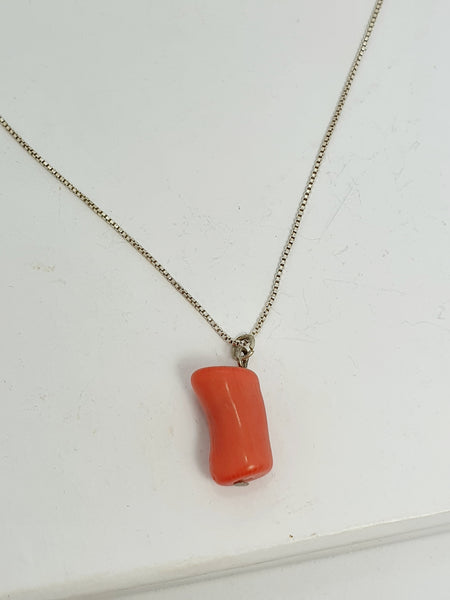 Colar pedra natural coral detalhes