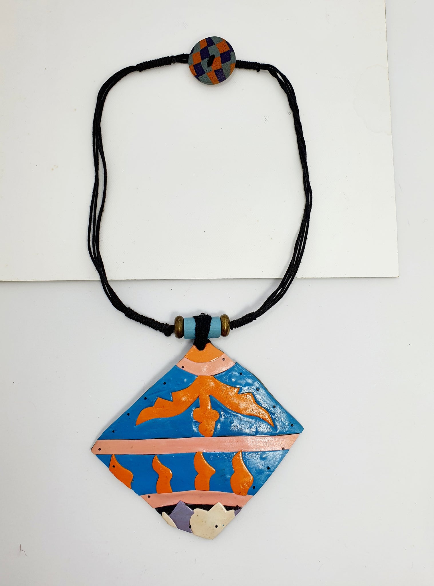 Colar em resina feminino artesanal