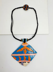 Colar em resina feminino artesanal