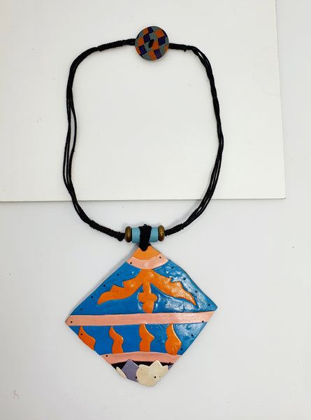 Colar em resina feminino artesanal