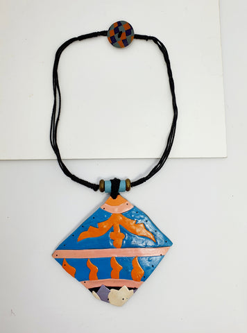 Colar em resina feminino artesanal