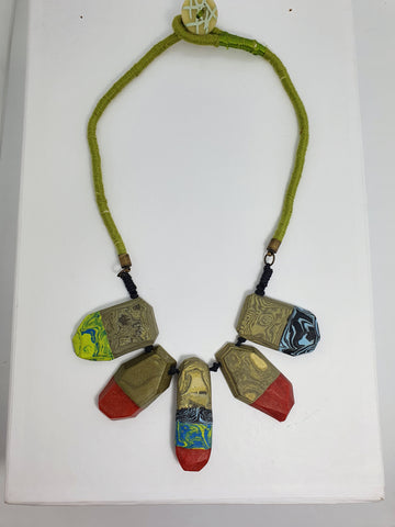Colar em resina feminino artesanal