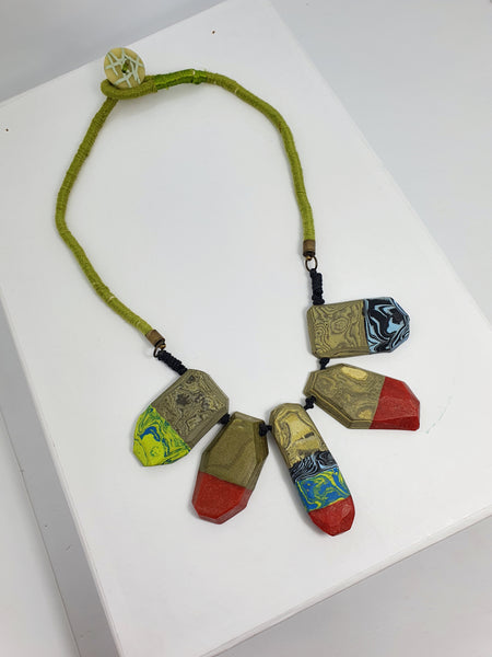 Colar em resina feminino super leves