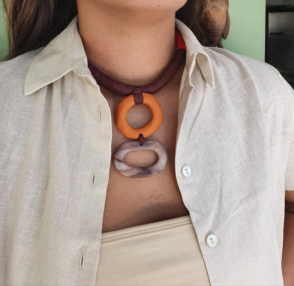 Colar em resina feminino artesanal