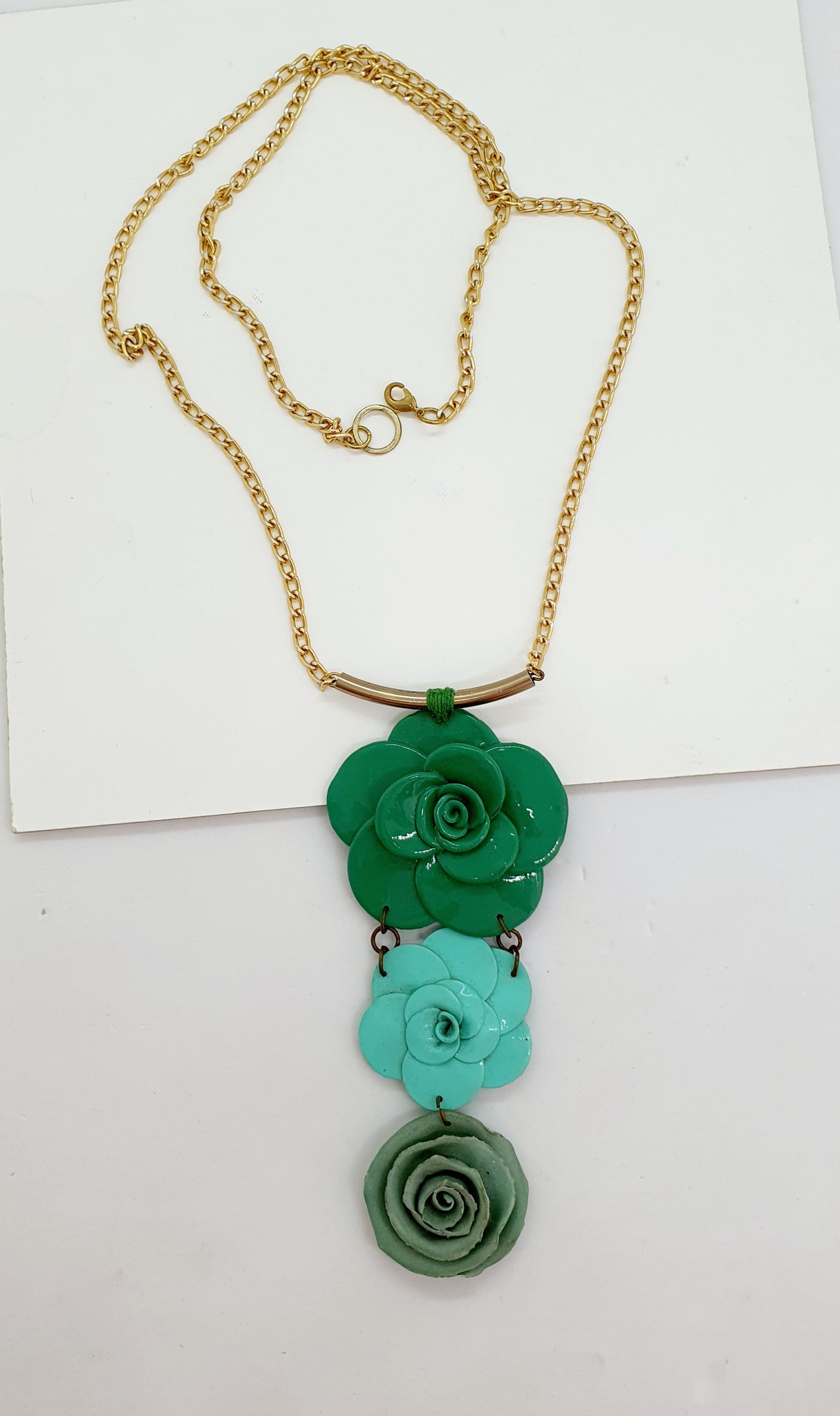 Colar em resina feminino artesanal
